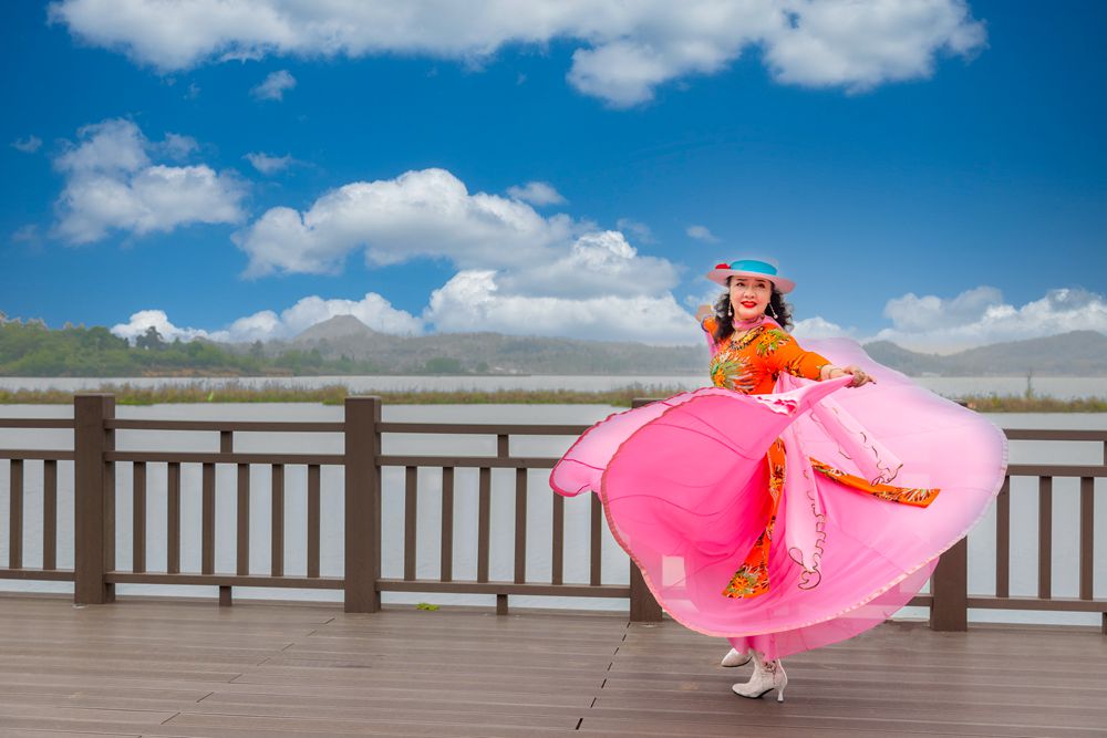 激情荡漾翩翩起舞的美女