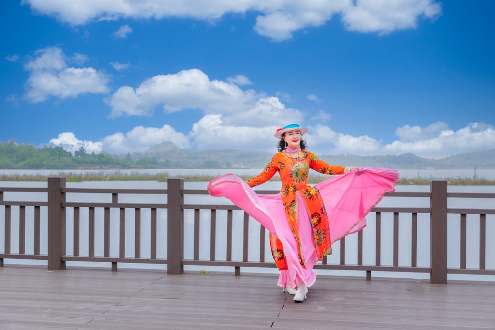 激情荡漾翩翩起舞的美女