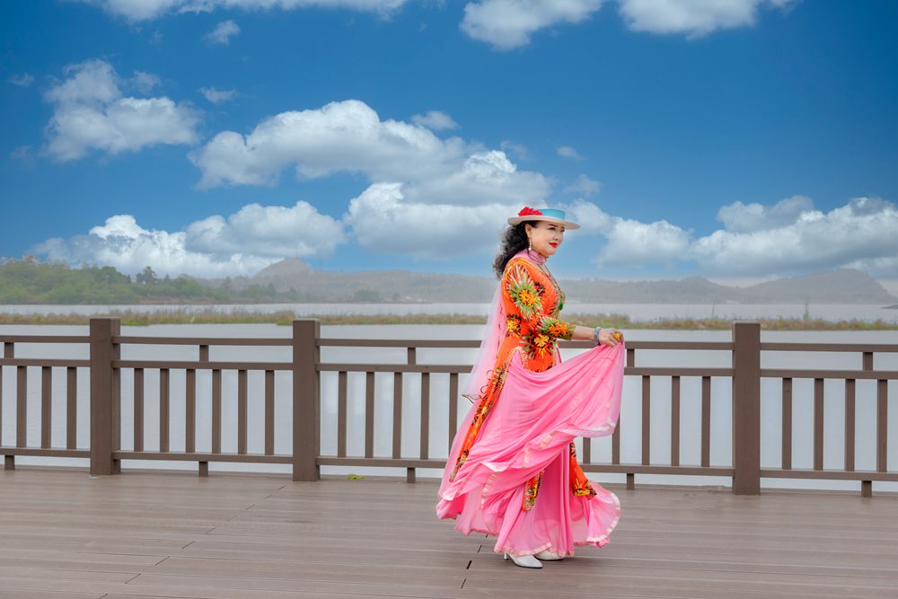 激情荡漾翩翩起舞的美女