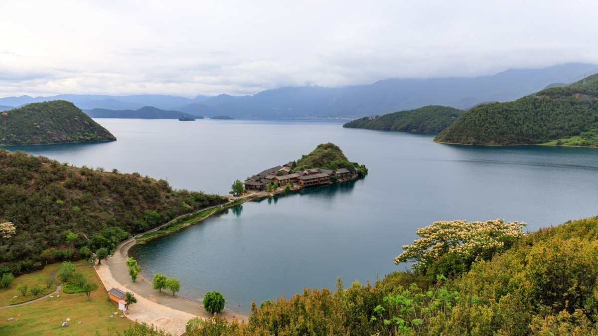 泸沽湖蹭拍美女