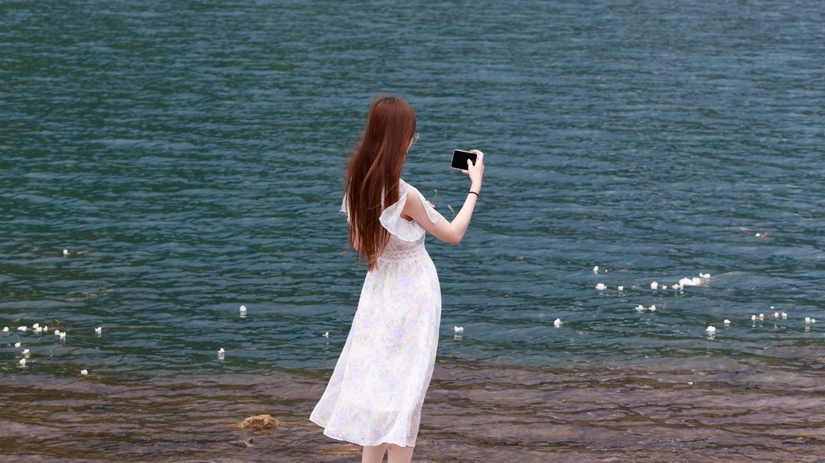 泸沽湖蹭拍美女