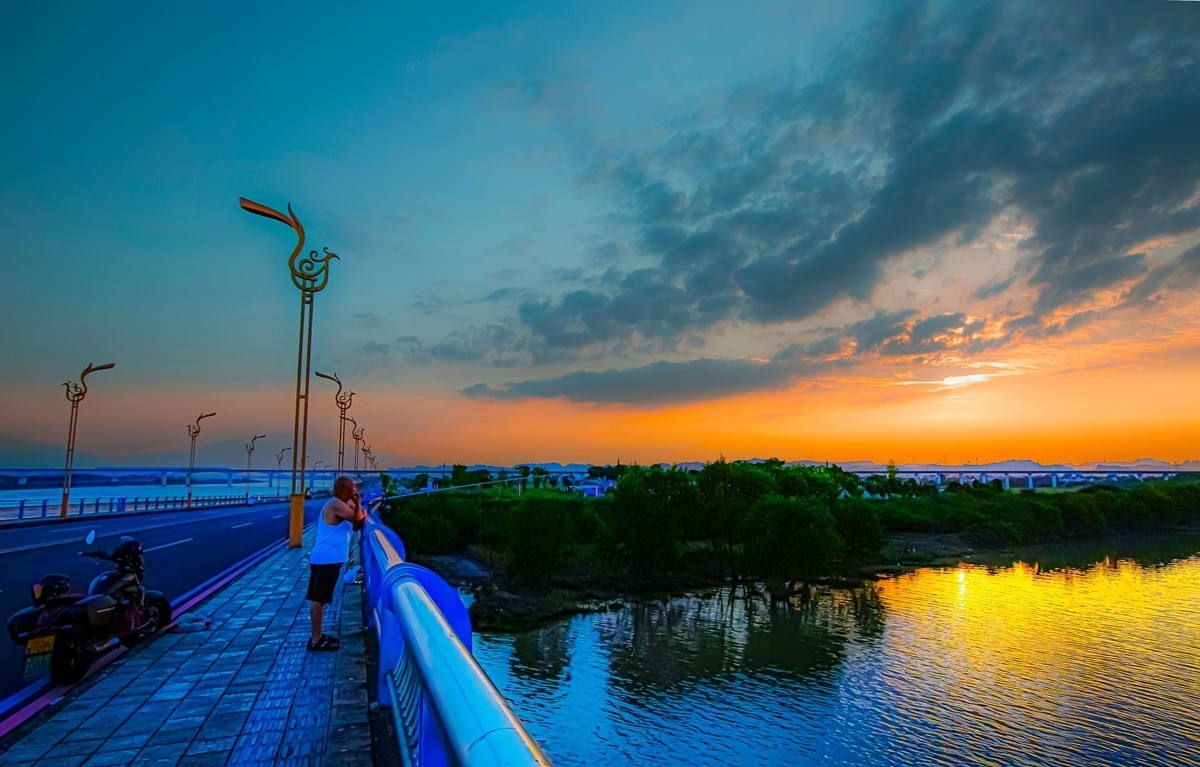 《 峨 眉 河 》晚 霞
