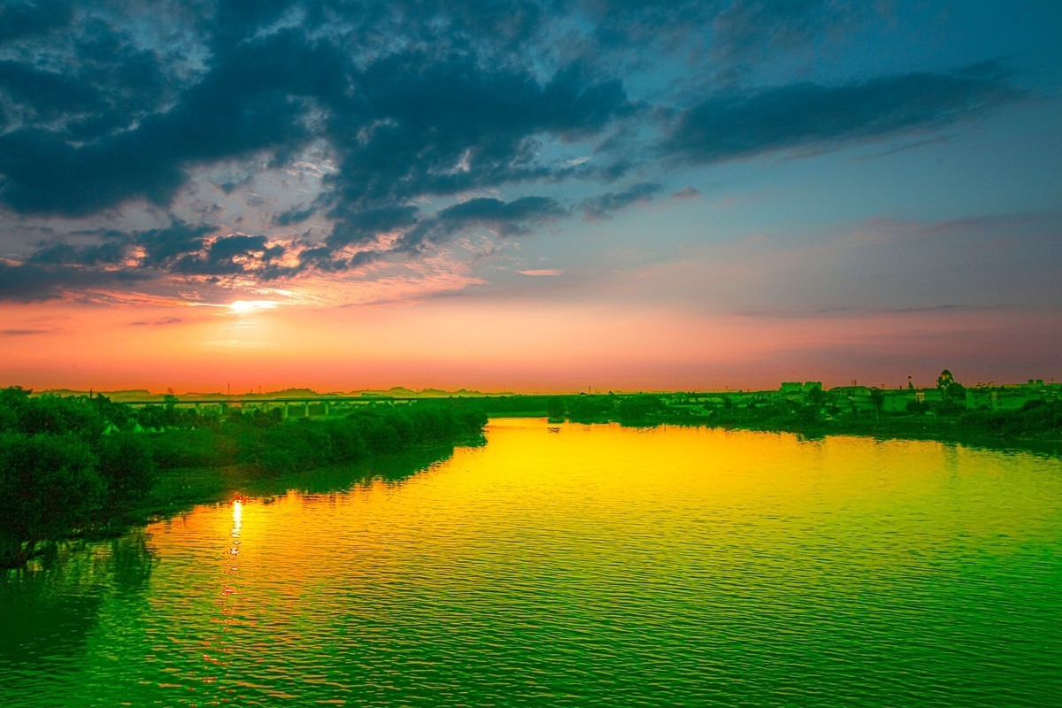 《 峨 眉 河 》晚 霞