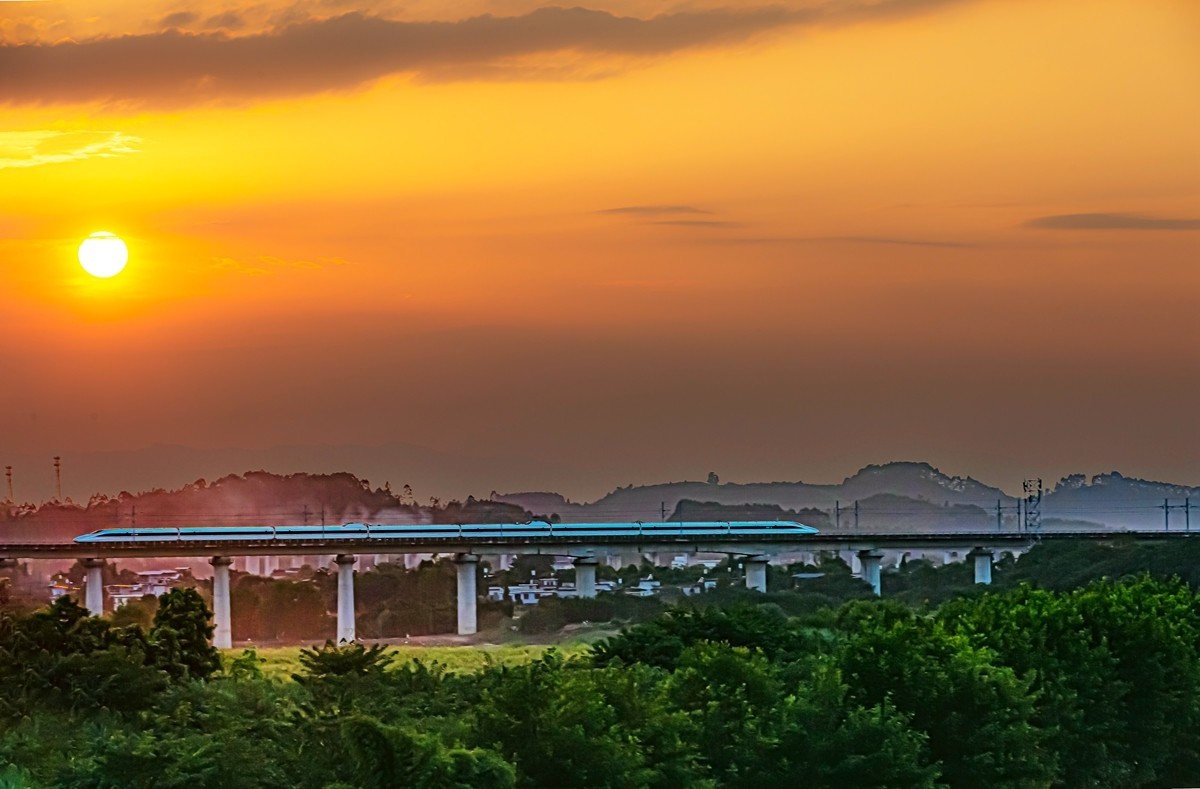《 峨 眉 河 》晚 霞