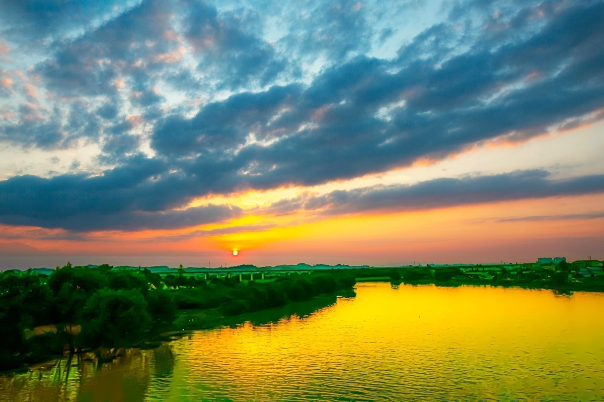 《 峨 眉 河 》晚 霞