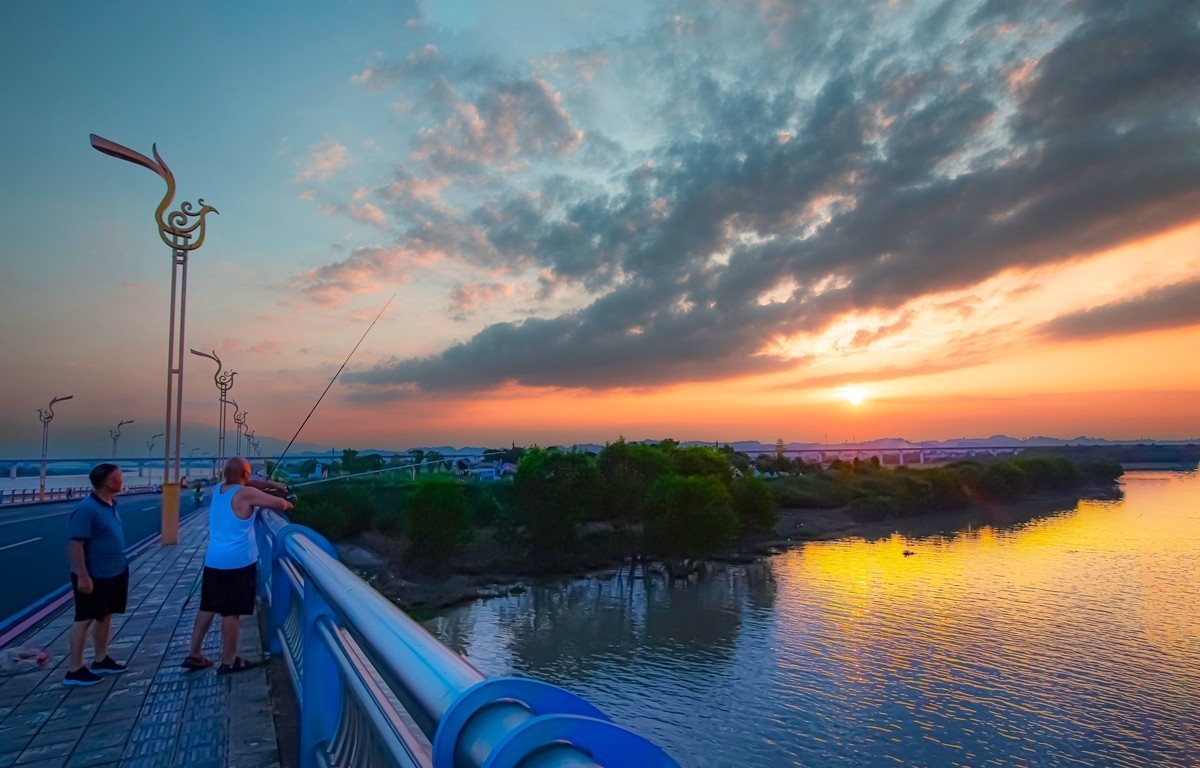 《 峨 眉 河 》晚 霞