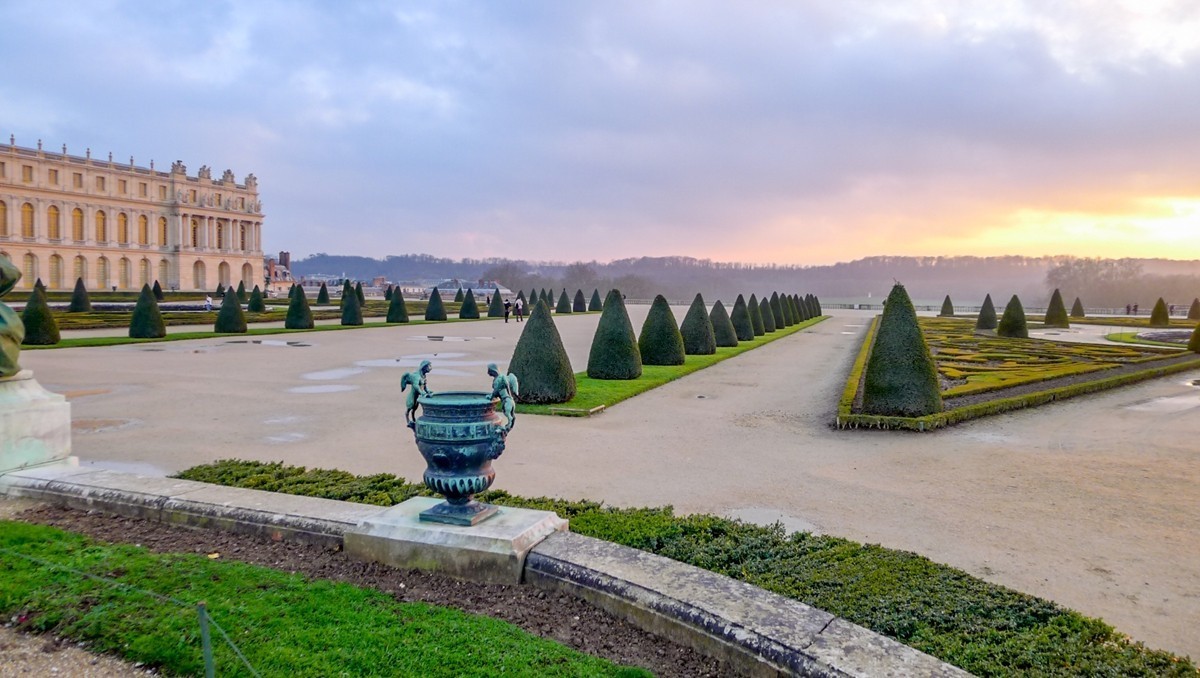 “法尔赛宫”留影--祝师友新年快乐！！！
