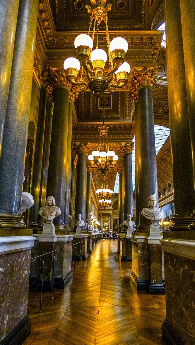 “法尔赛宫”留影--祝师友新年快乐！！！