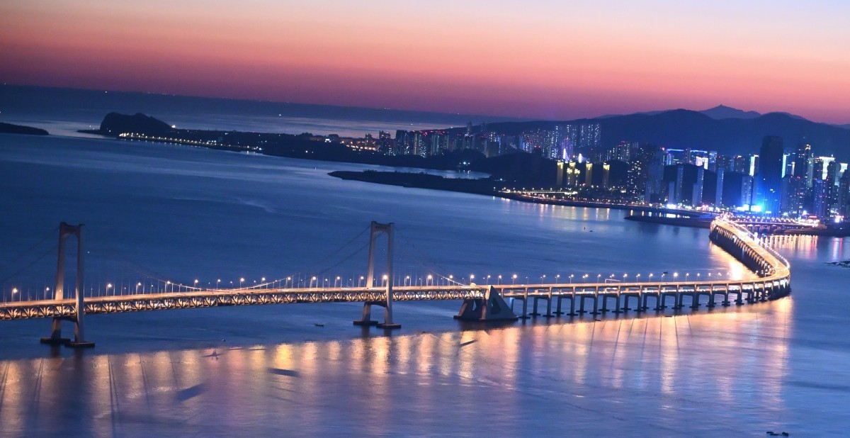 大连莲花山俯瞰星海湾大桥