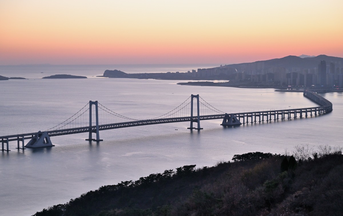 大连莲花山俯瞰星海湾大桥
