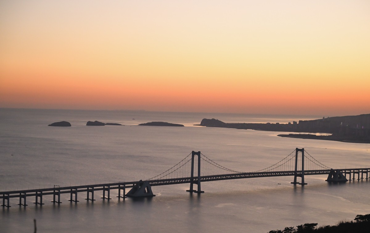 大连莲花山俯瞰星海湾大桥