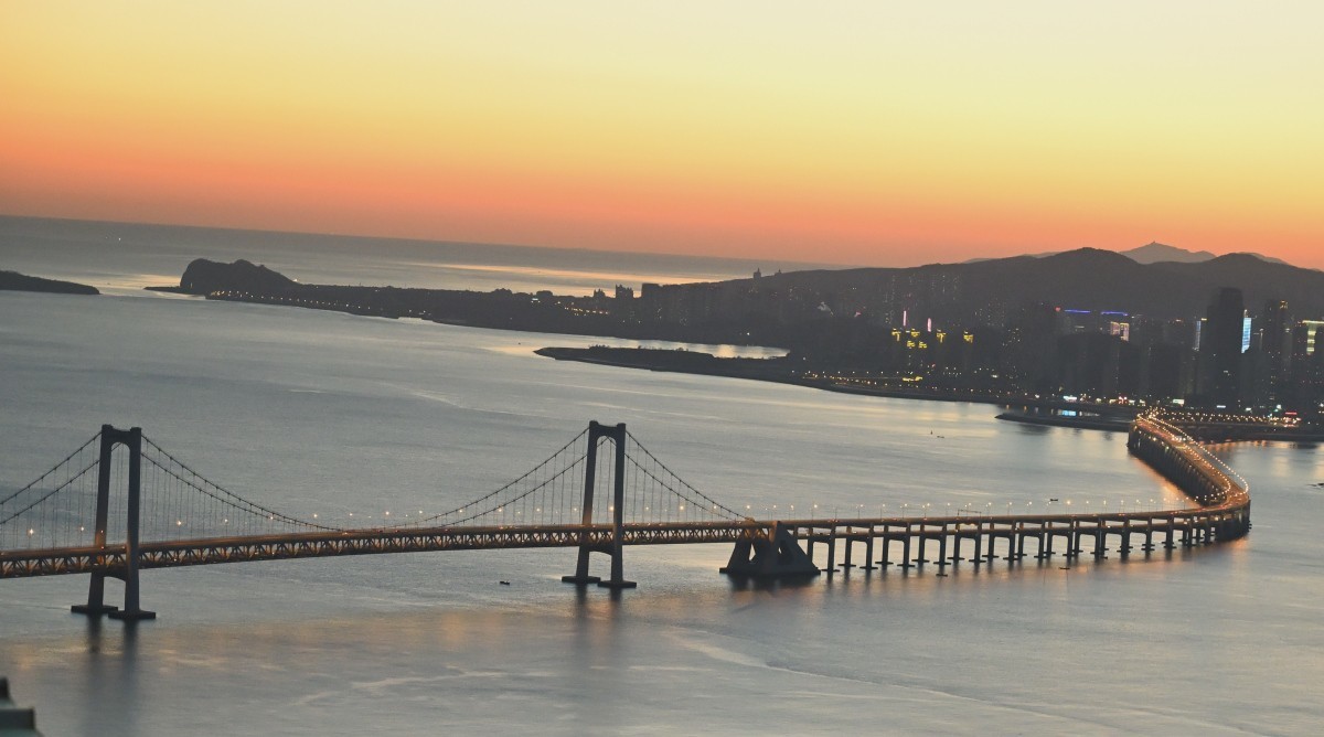 大连莲花山俯瞰星海湾大桥