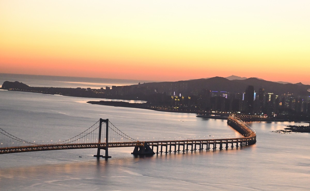 大连莲花山俯瞰星海湾大桥
