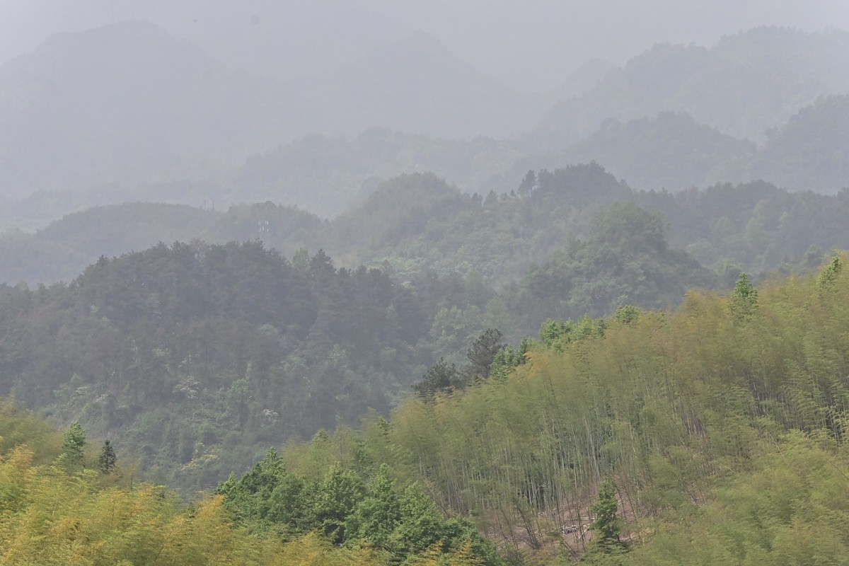 施虐沙尘暴，山峦叠嶂朦胧胧