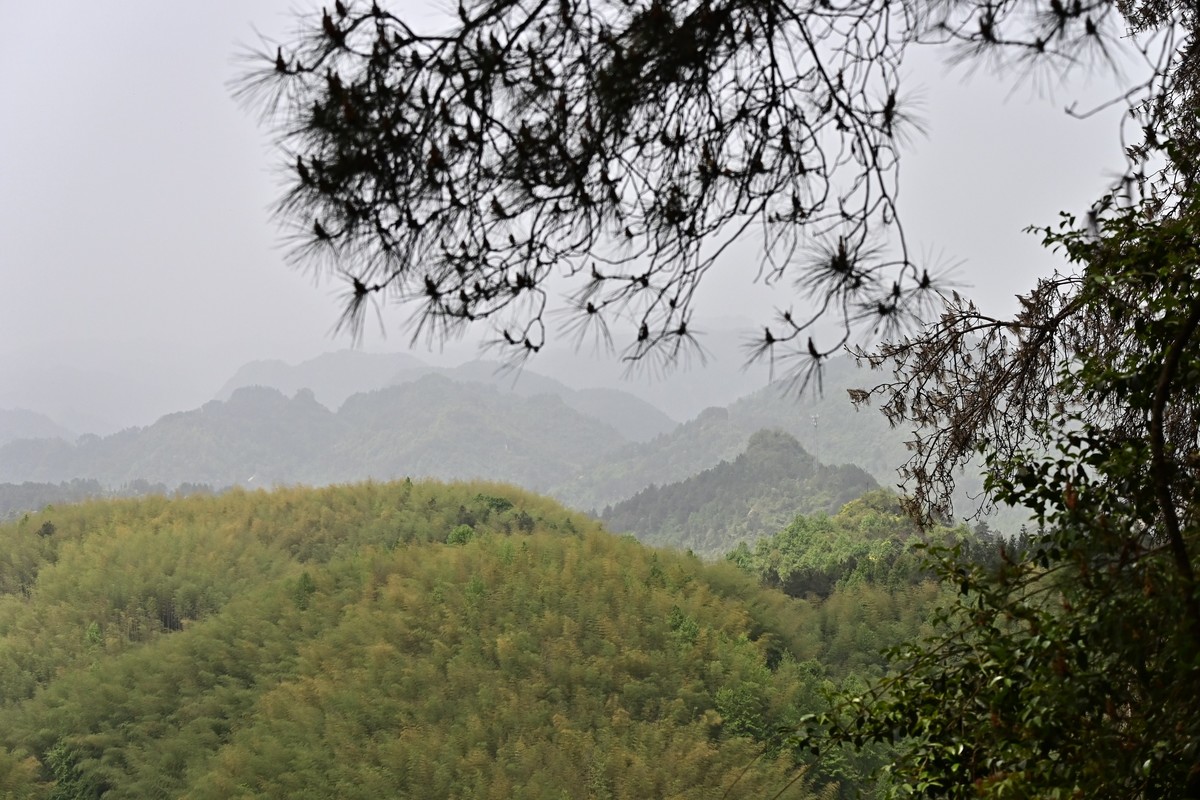 施虐沙尘暴，山峦叠嶂朦胧胧