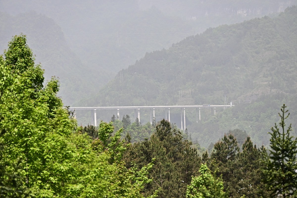 施虐沙尘暴，山峦叠嶂朦胧胧