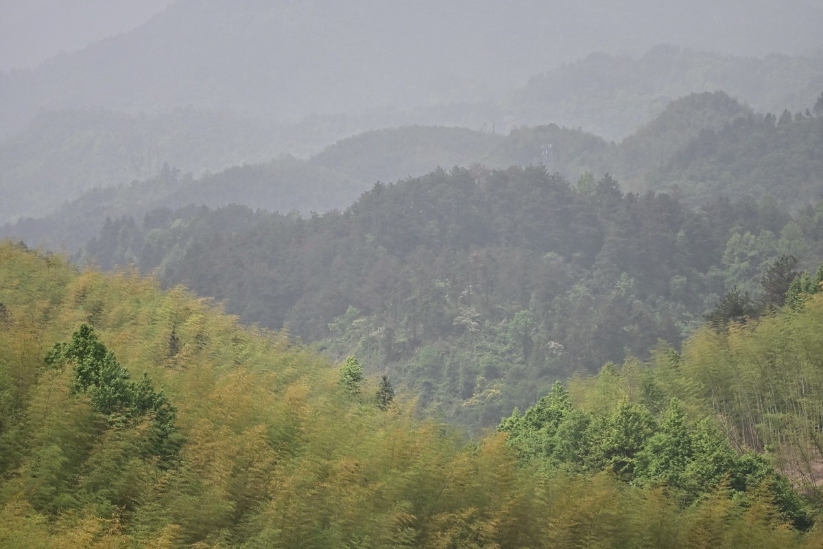 施虐沙尘暴，山峦叠嶂朦胧胧