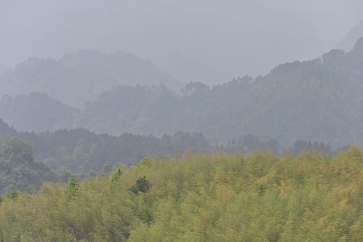 施虐沙尘暴，山峦叠嶂朦胧胧