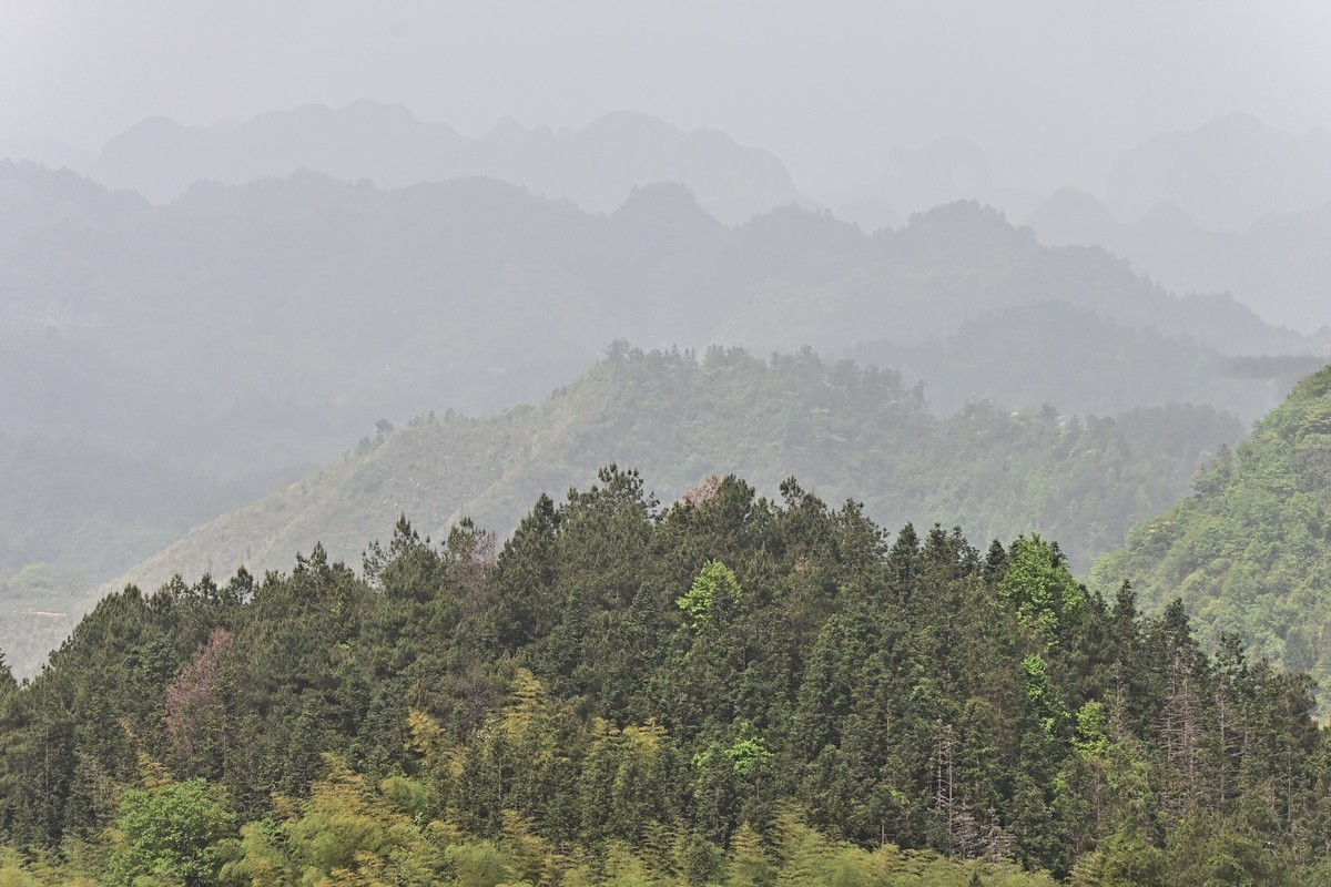 施虐沙尘暴，山峦叠嶂朦胧胧