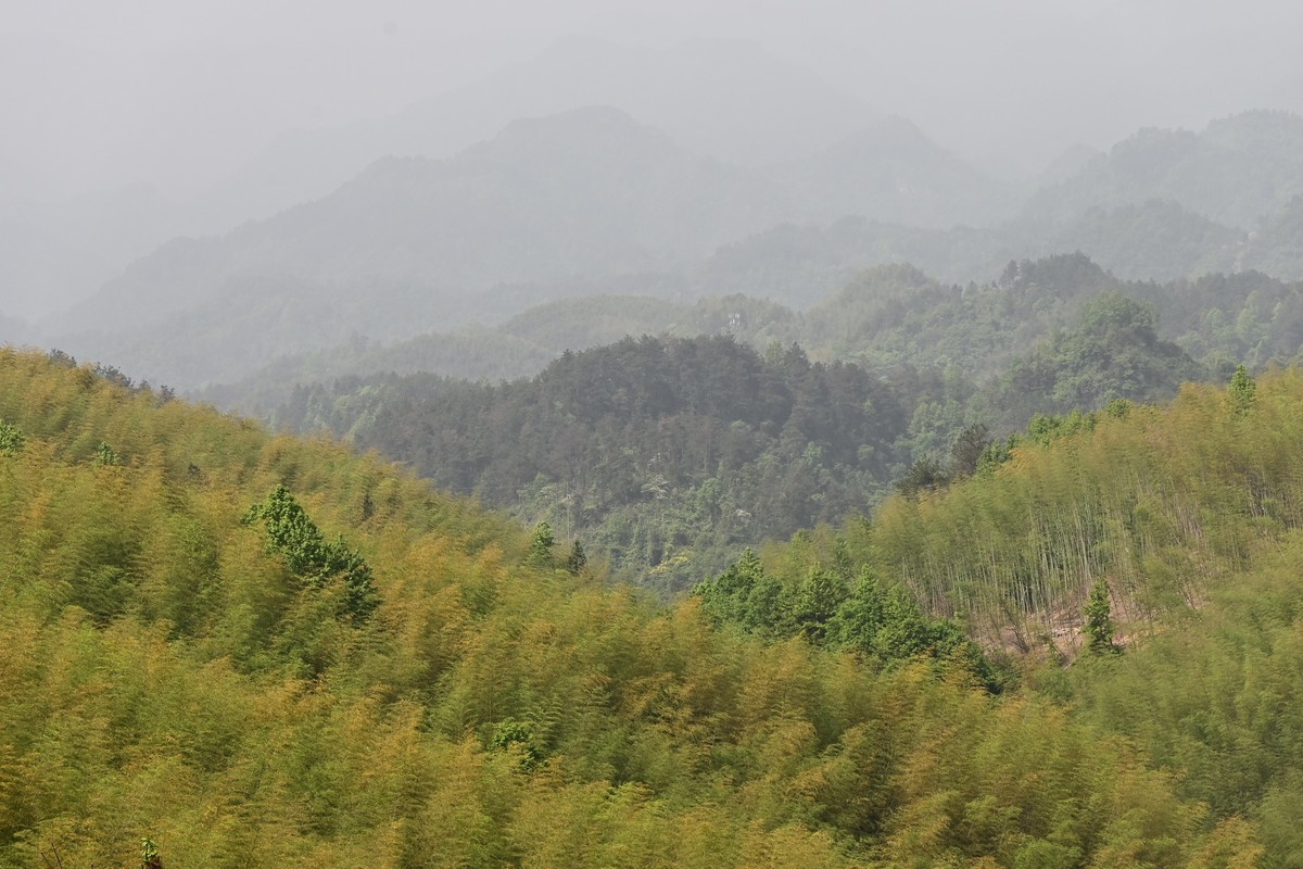 施虐沙尘暴，山峦叠嶂朦胧胧