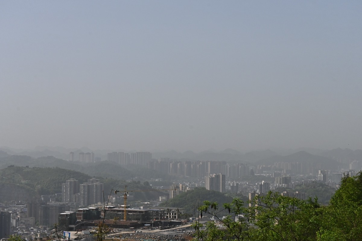 施虐沙尘暴，山峦叠嶂朦胧胧