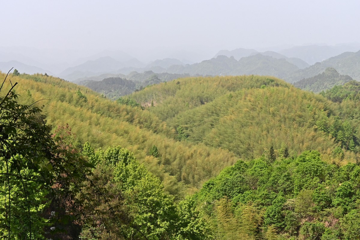施虐沙尘暴，山峦叠嶂朦胧胧