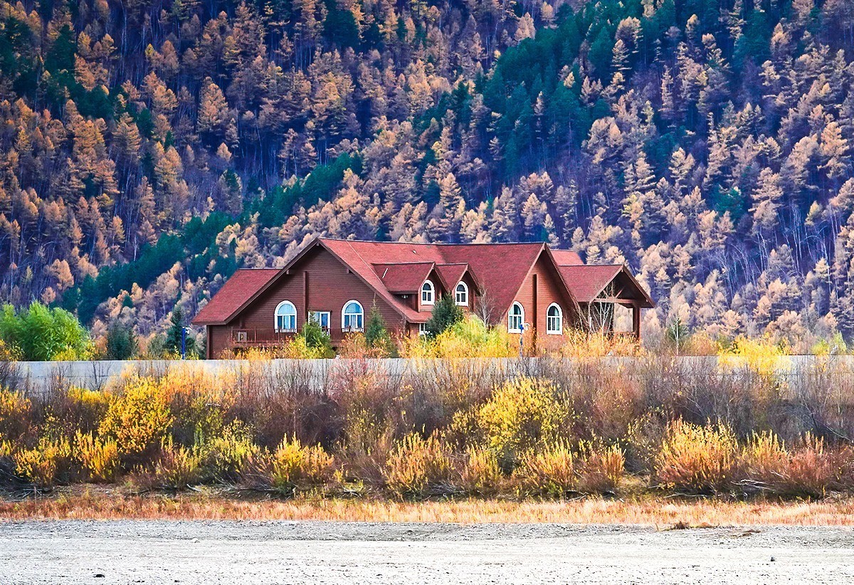 国庆跟团游#游船上远眺彩林掩映下的俄罗斯村庄