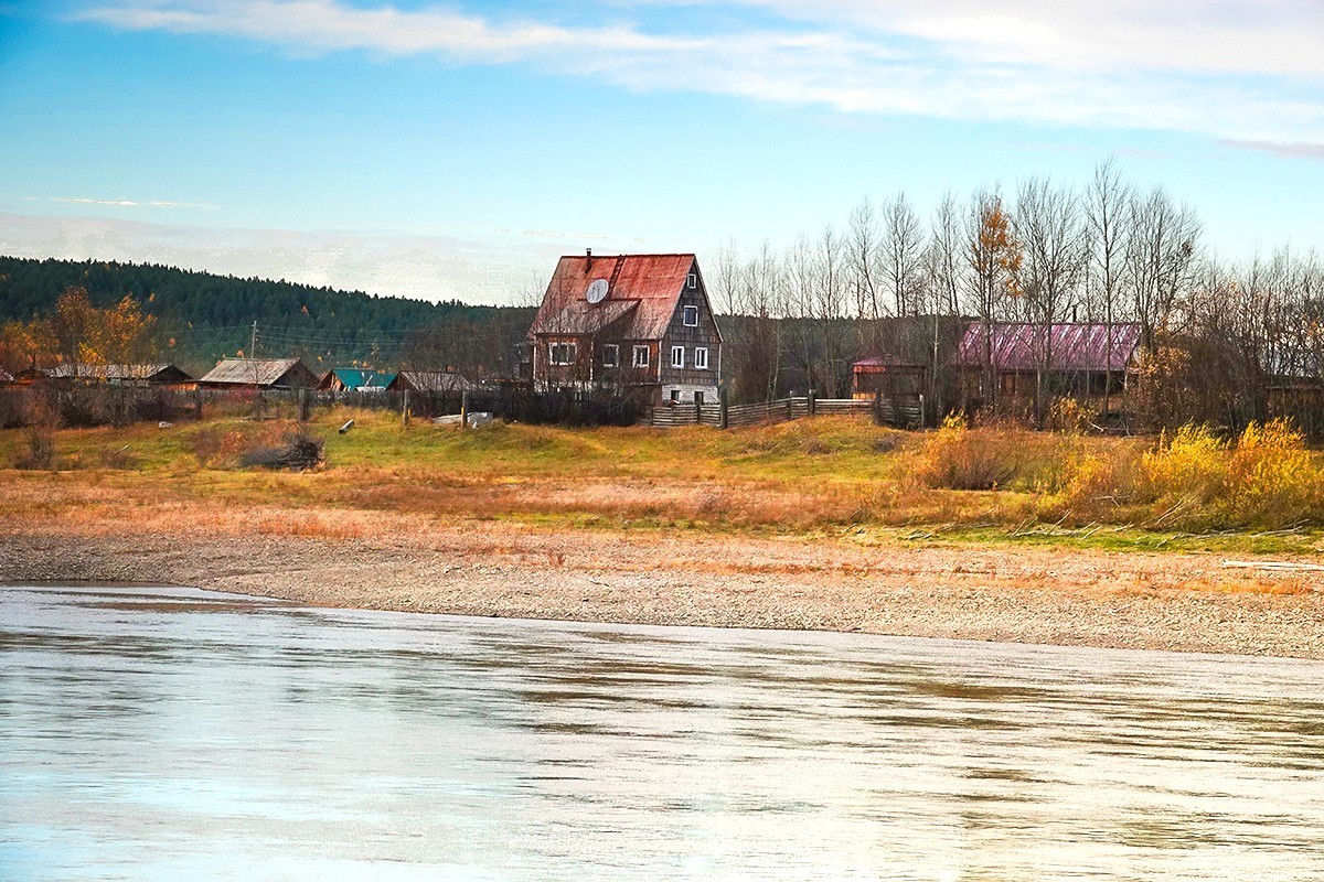 国庆跟团游#游船上远眺彩林掩映下的俄罗斯村庄