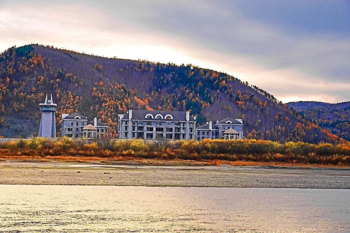 国庆跟团游#游船上远眺彩林掩映下的俄罗斯村庄