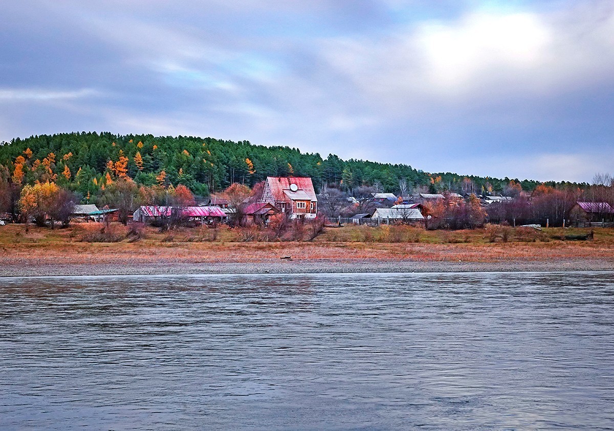 国庆跟团游#游船上远眺彩林掩映下的俄罗斯村庄