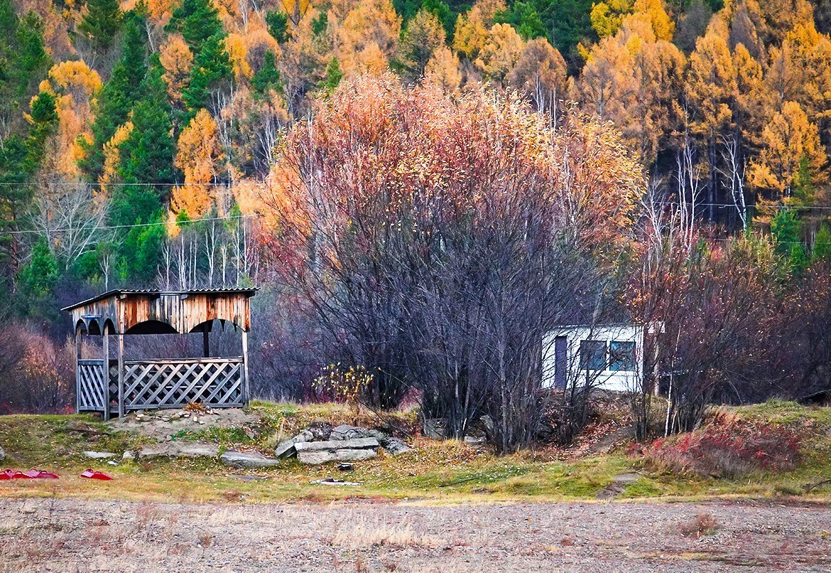 国庆跟团游#游船上远眺彩林掩映下的俄罗斯村庄