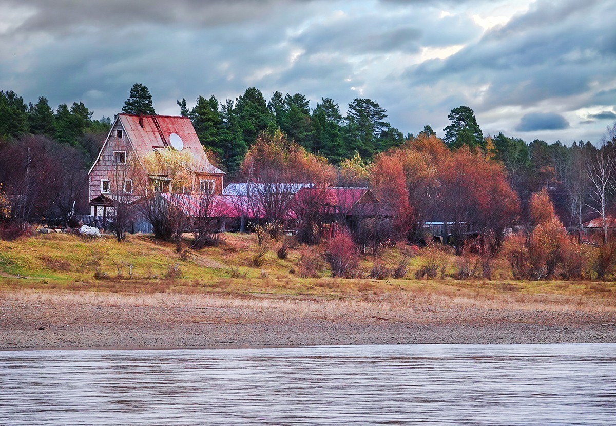 国庆跟团游#游船上远眺彩林掩映下的俄罗斯村庄