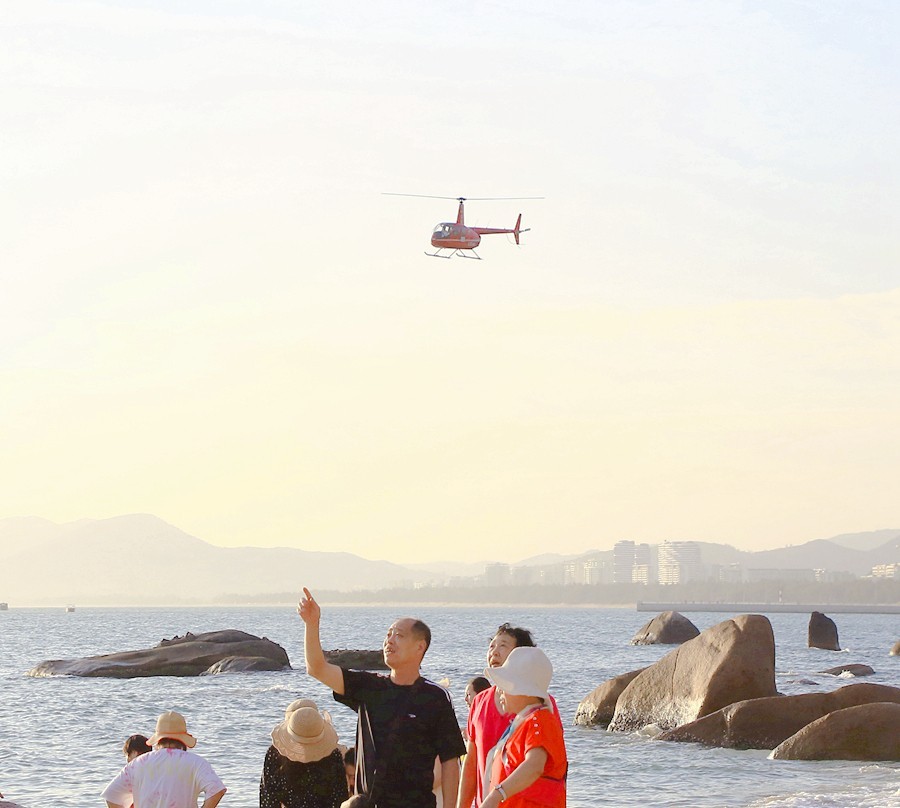 《不老松：忆海南游记》三亚天涯海角游览区！(06)玩的累了，歇歇。人歇机子不能歇。扫