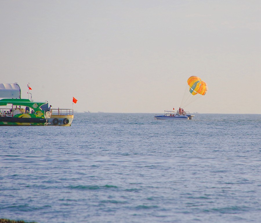《不老松：忆海南游记》三亚天涯海角游览区！(06)玩的累了，歇歇。人歇机子不能歇。扫