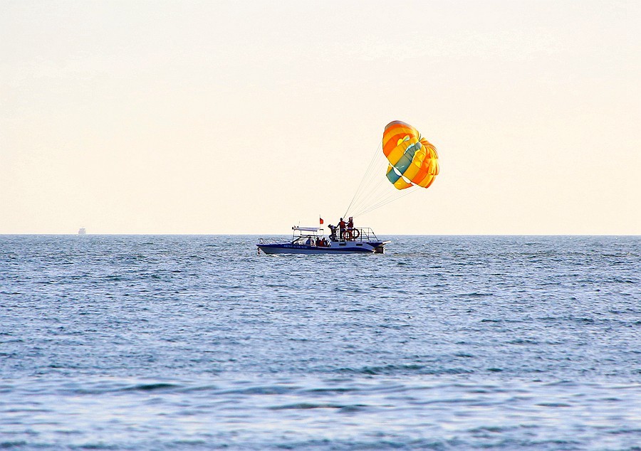 《不老松：忆海南游记》三亚天涯海角游览区！(06)玩的累了，歇歇。人歇机子不能歇。扫