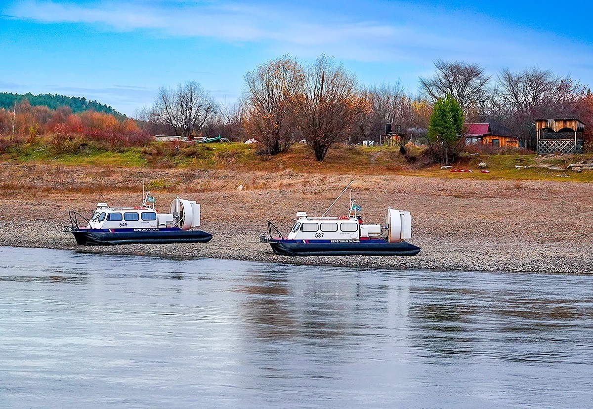 国庆跟团游#游船上远眺彩林掩映下的俄罗斯村庄