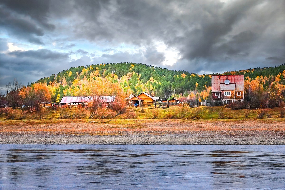 国庆跟团游#游船上远眺彩林掩映下的俄罗斯村庄