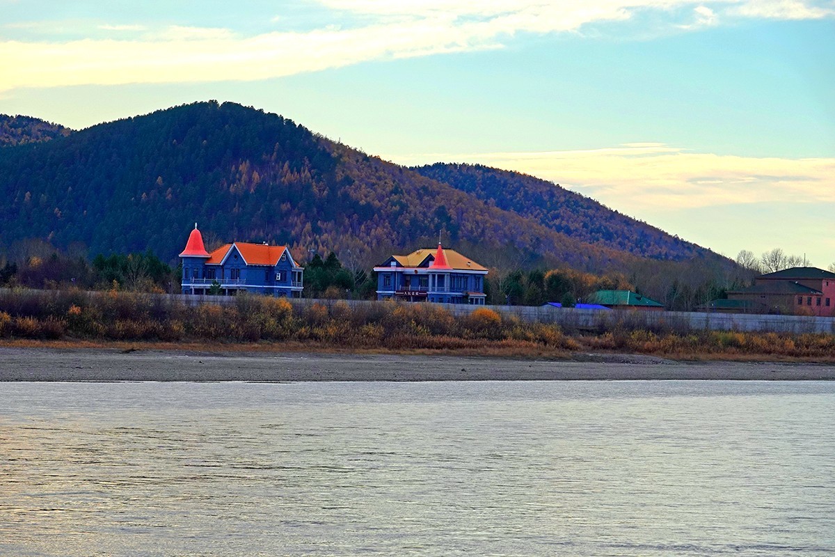 国庆跟团游#游船上远眺彩林掩映下的俄罗斯村庄