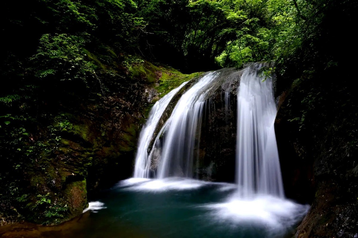 山间溪流