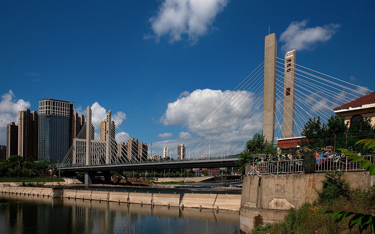 蓝天白云 . 河畔风光