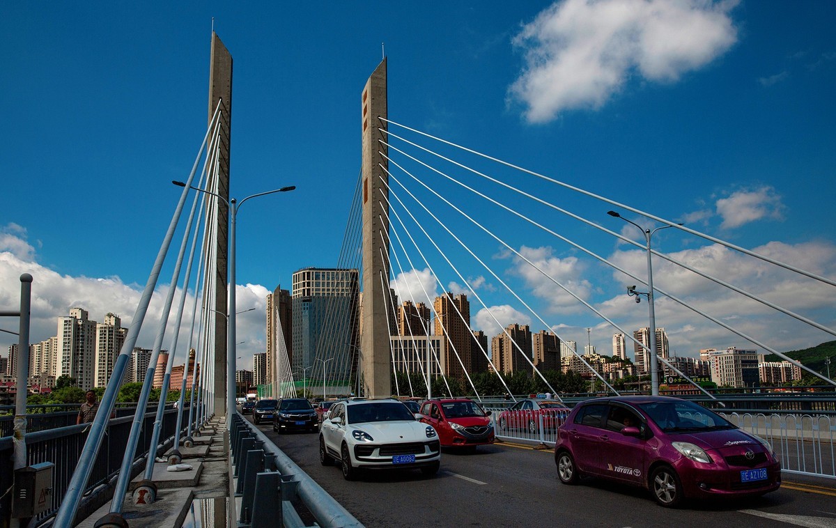 蓝天白云 . 河畔风光