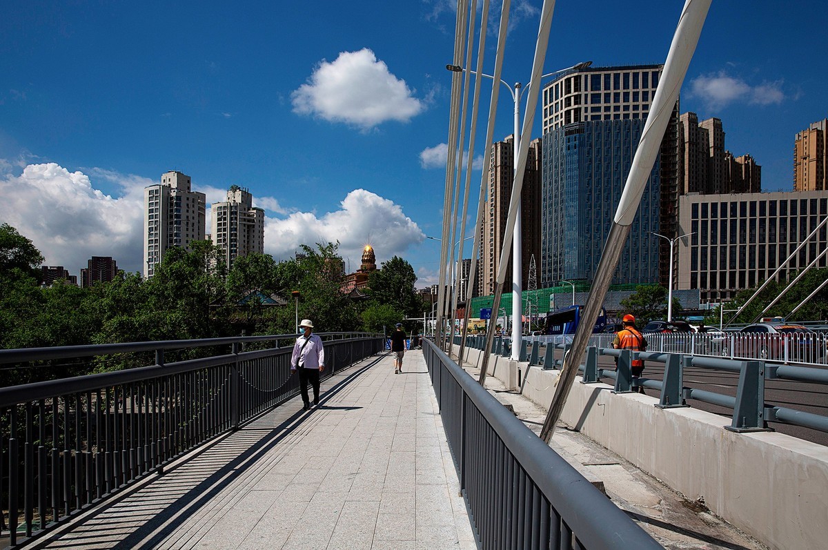 蓝天白云 . 河畔风光