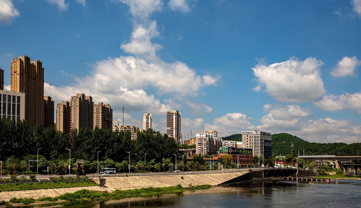 蓝天白云 . 河畔风光