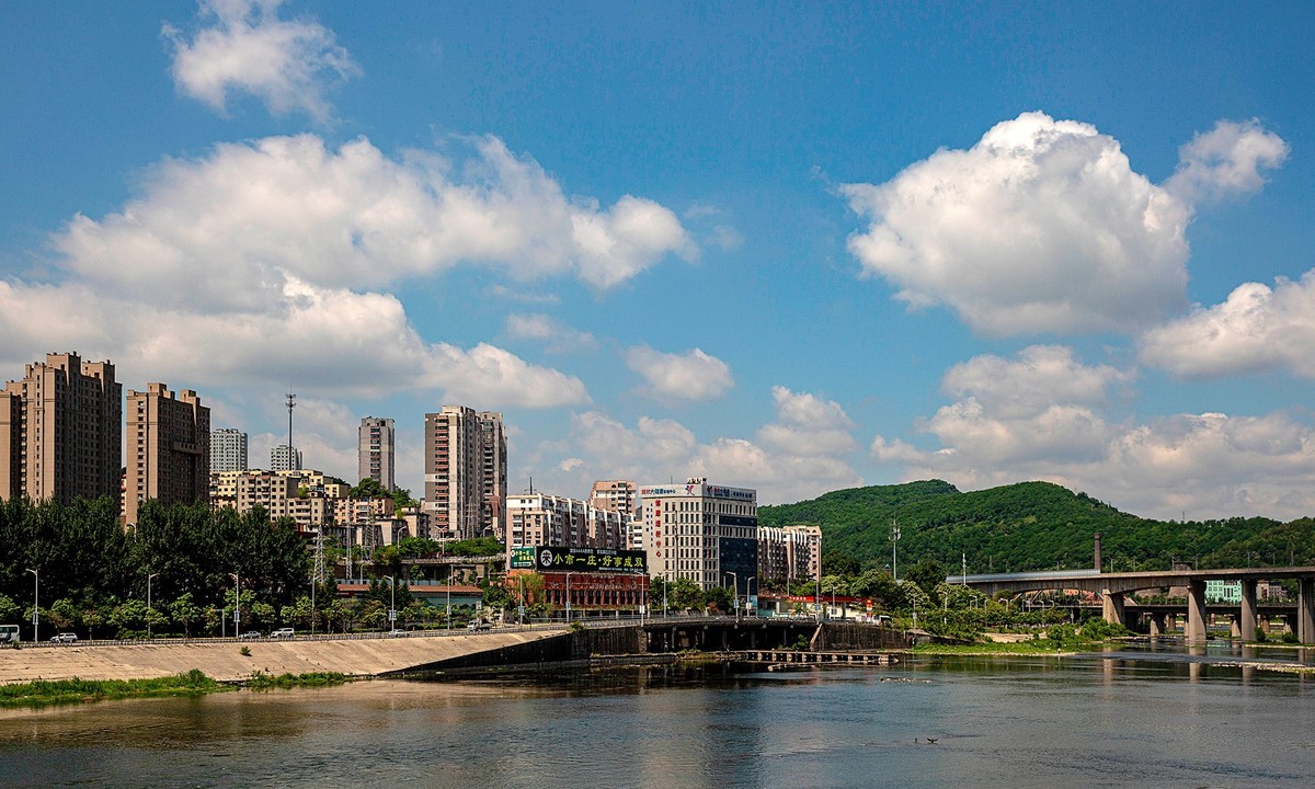 蓝天白云 . 河畔风光