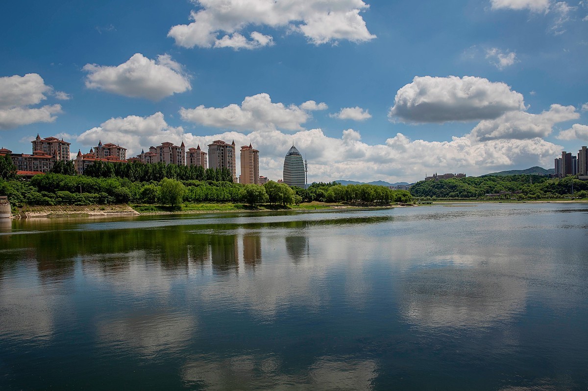 蓝天白云 . 河畔风光