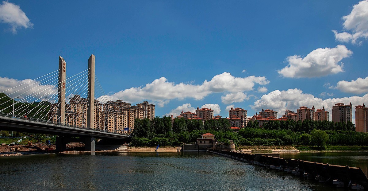 蓝天白云 . 河畔风光