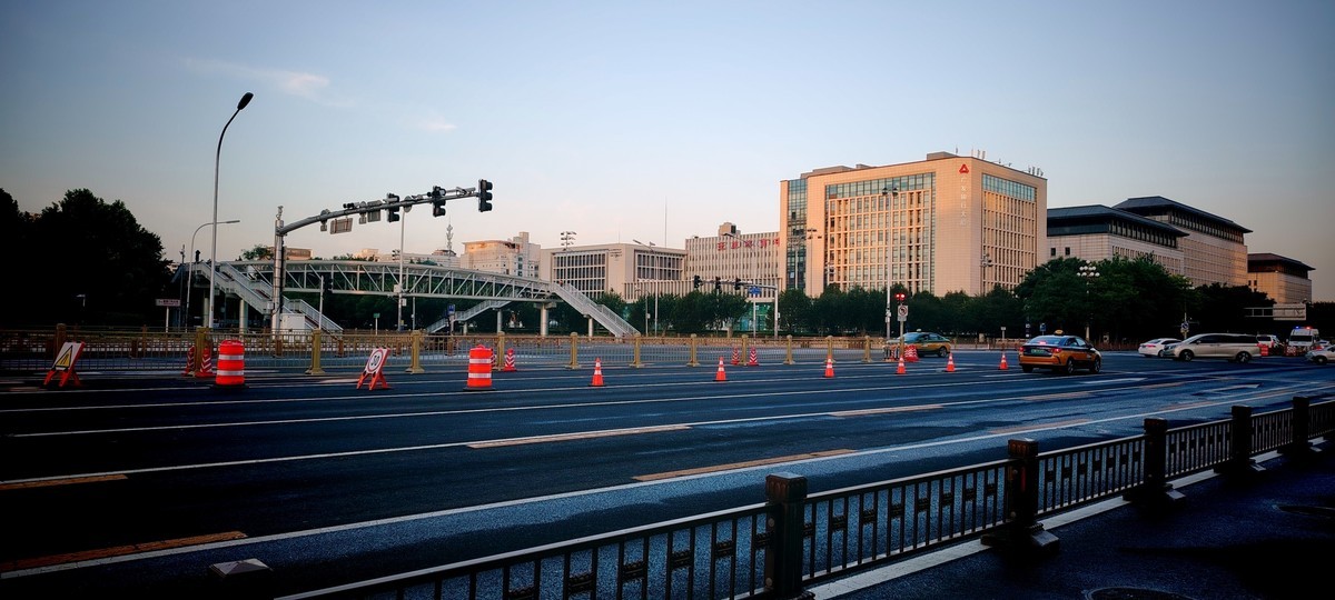 晨曦中的长安街