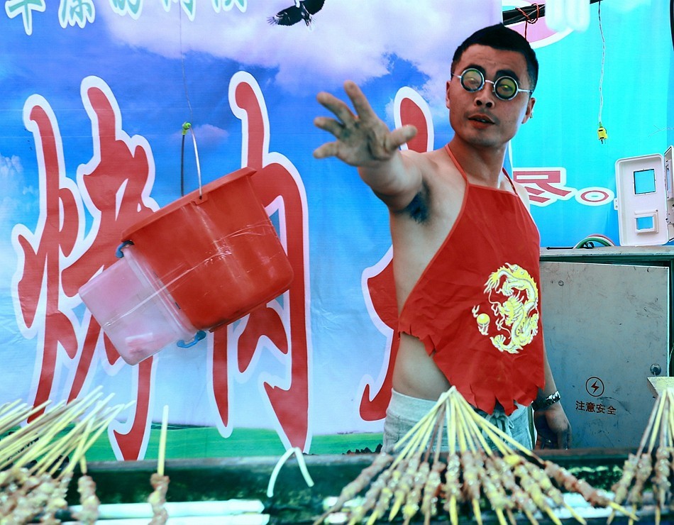 《不老松：纪实摄影》吃货展扫描：边唱边比划！ (2)