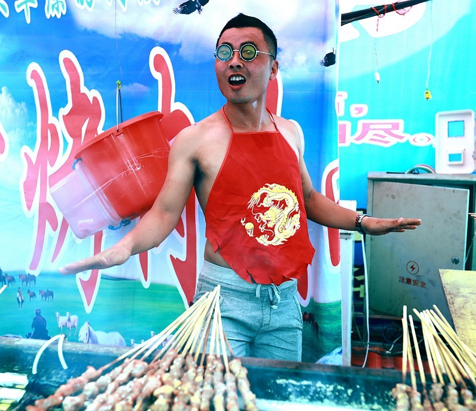 《不老松：纪实摄影》吃货展扫描：边唱边比划！ (2)