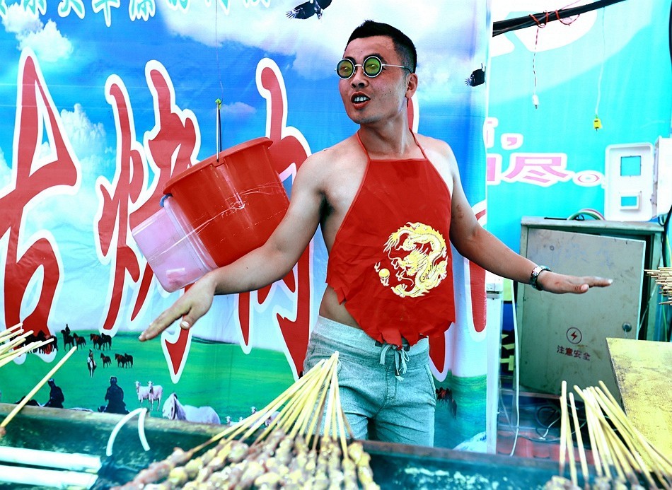 《不老松：纪实摄影》吃货展扫描：边唱边比划！ (2)